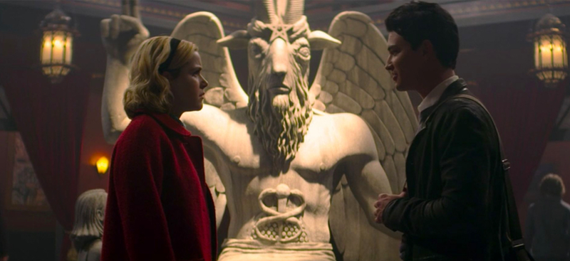 Illustration for article titled El Templo Satánico demanda a Netflix y Warner alegando que la serie Sabrina copió su estatua de una deidad con cabeza de cabra